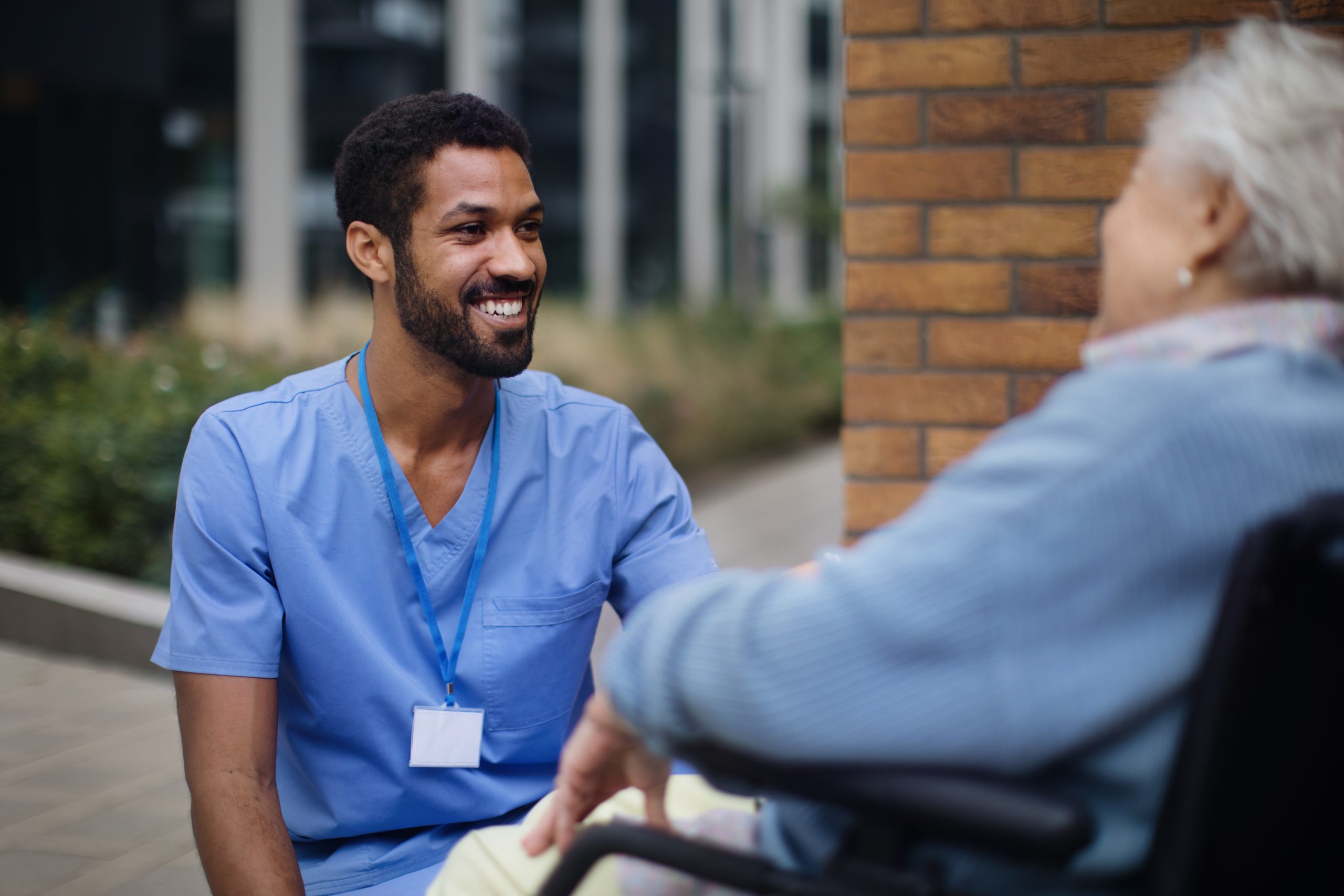 Pfleger mit Frau im Rollstuhl